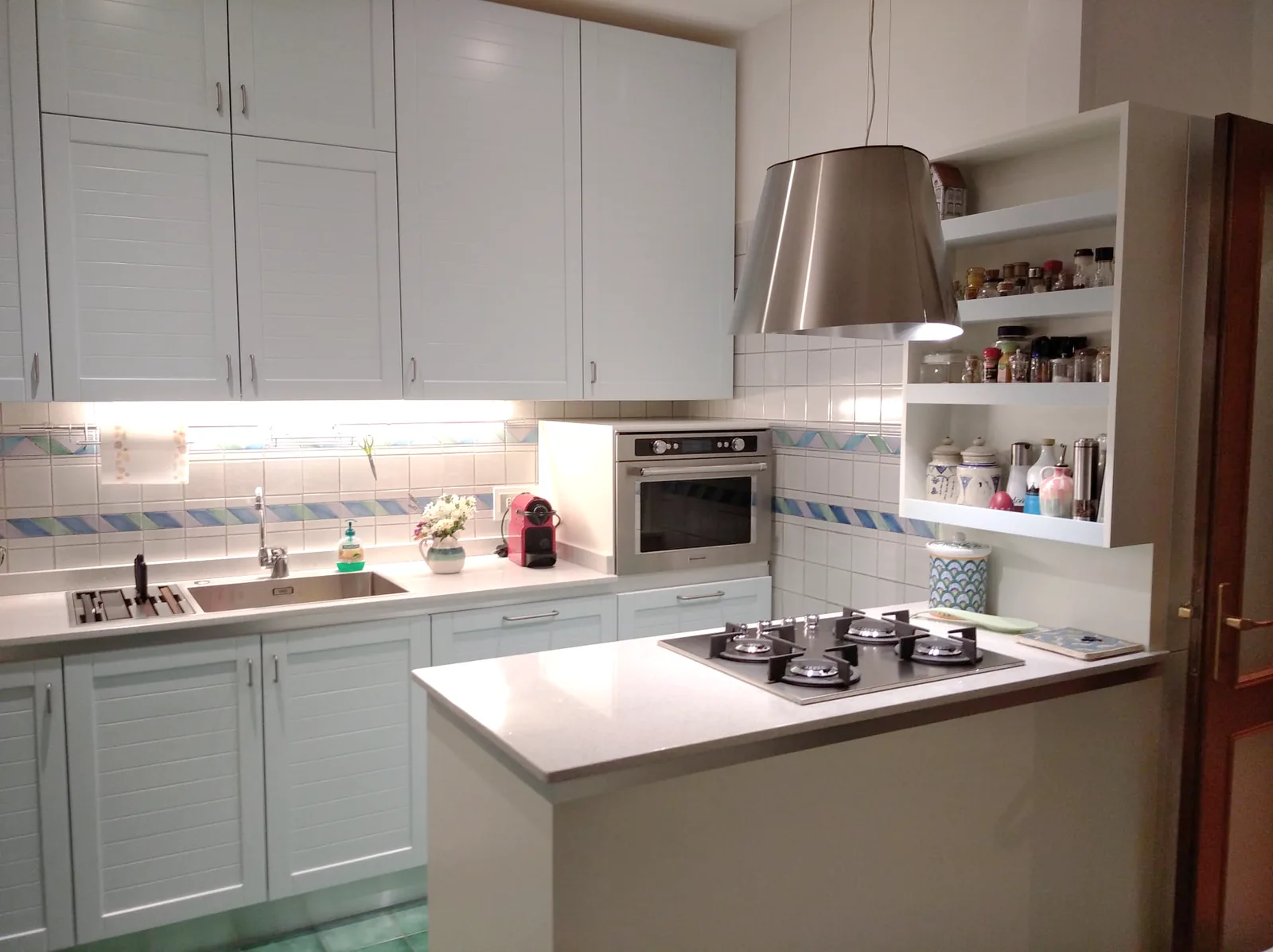 Cucina su misura in legno massello realizzata da Diprizio