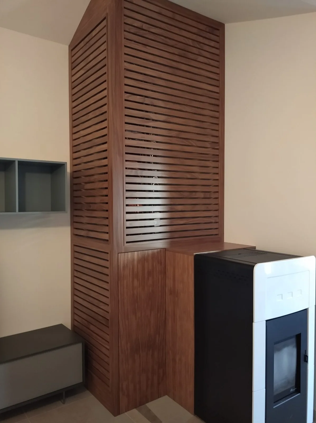 Boiserie a doghe per stufa