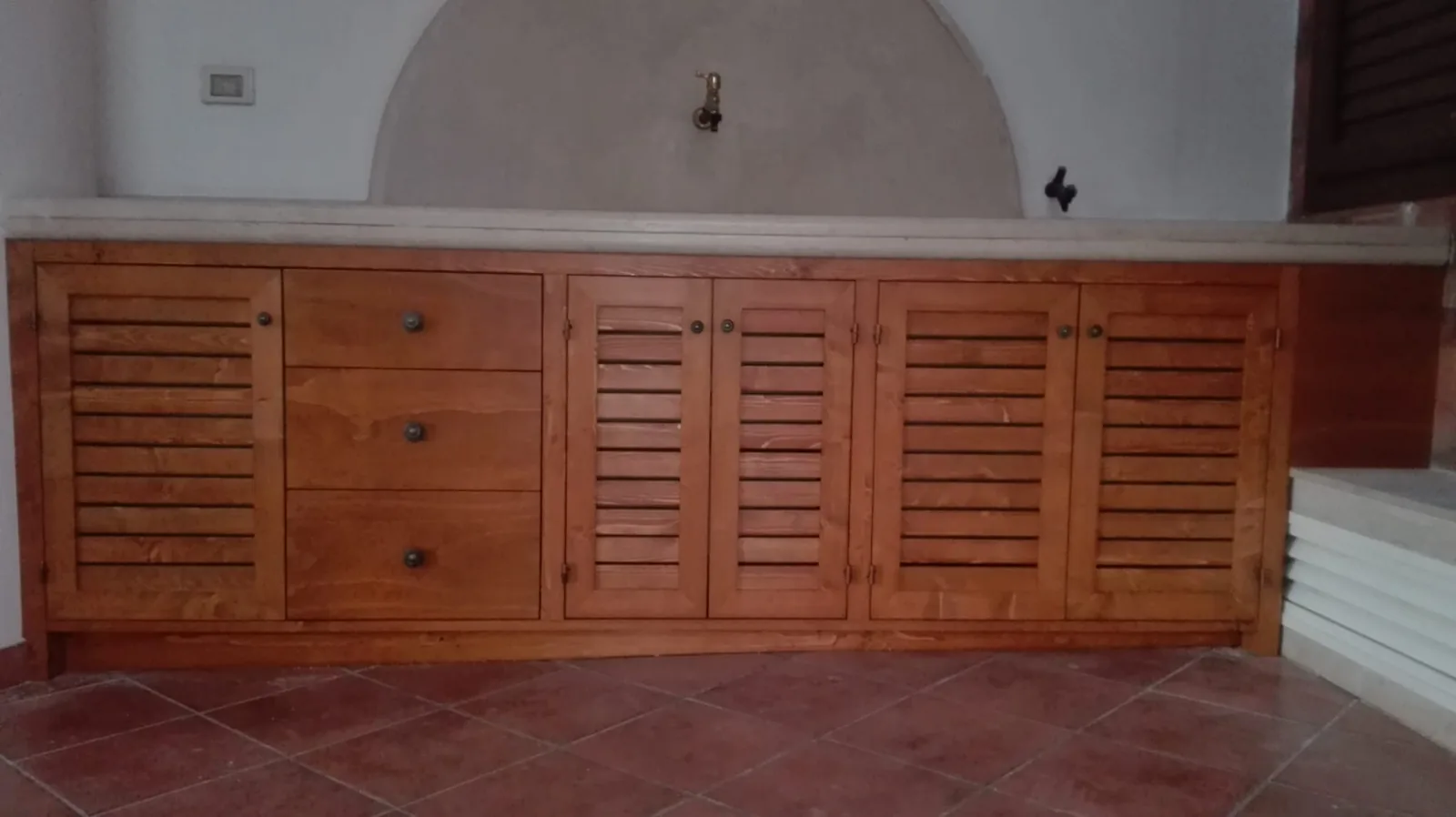 Cucina in muratura con ante a doghe