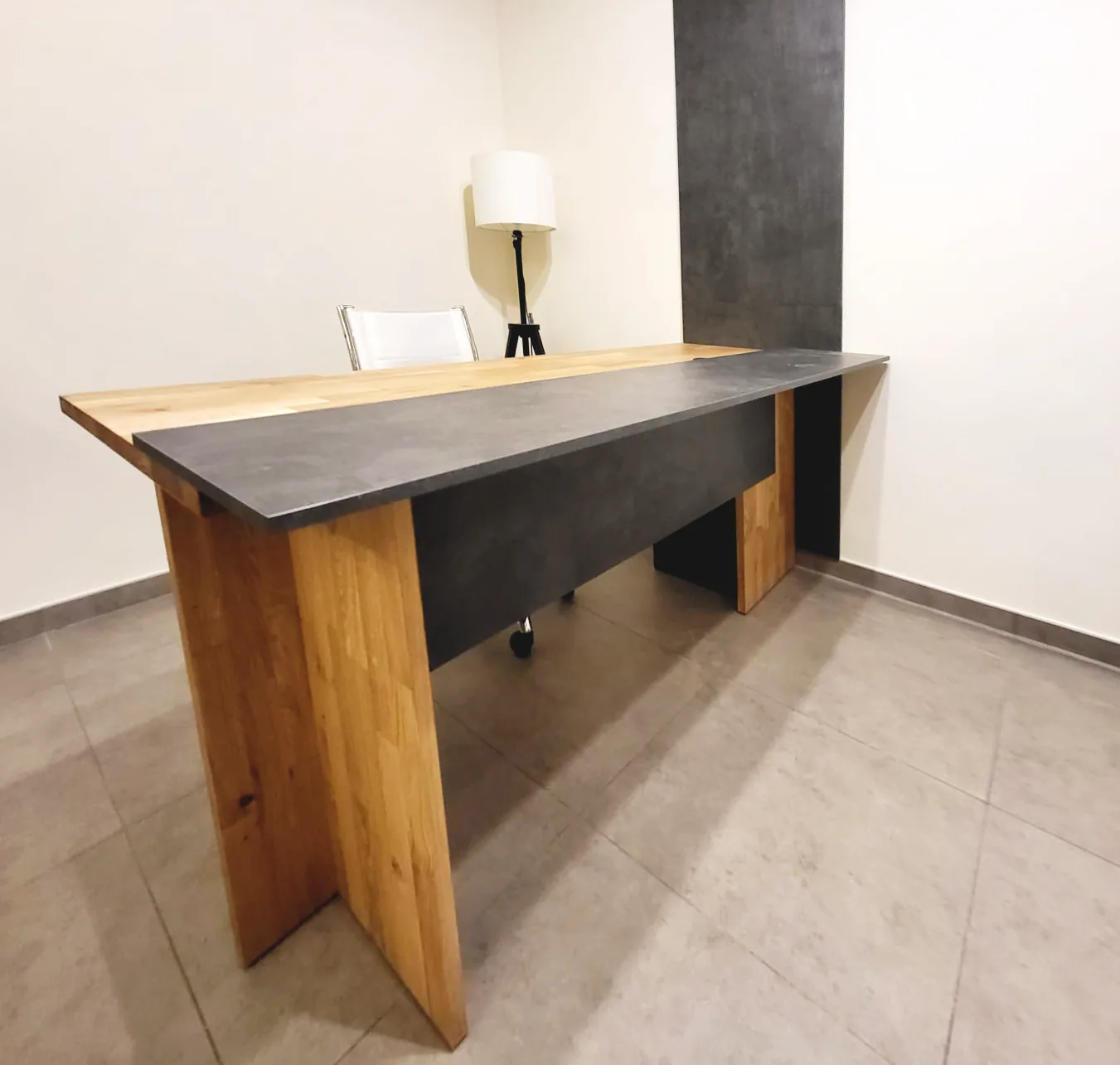 Scrivania in rovere e gres