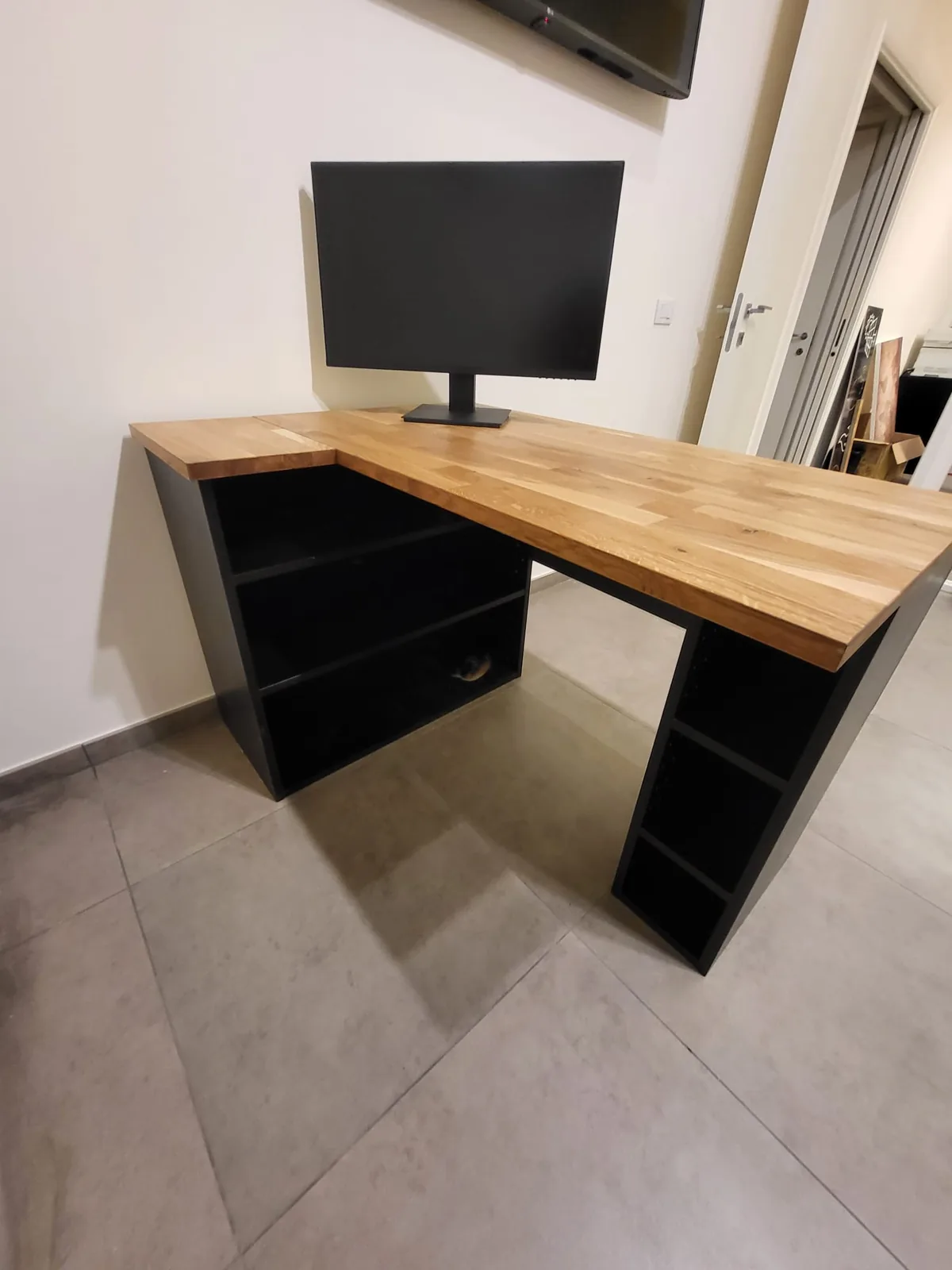 Scrivania a L in rovere e laccato