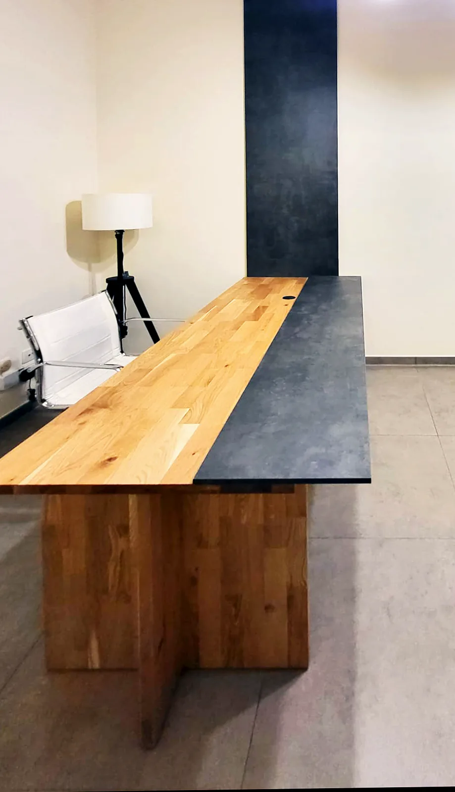 Tavolo bicolore in rovere e gres