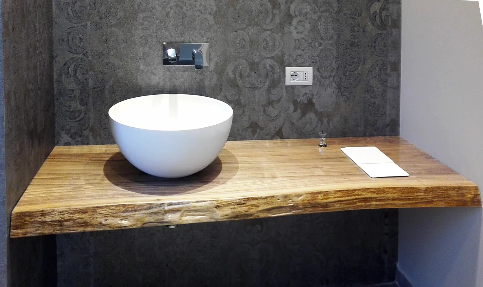 Lavabo con top in legno a bordo naturale