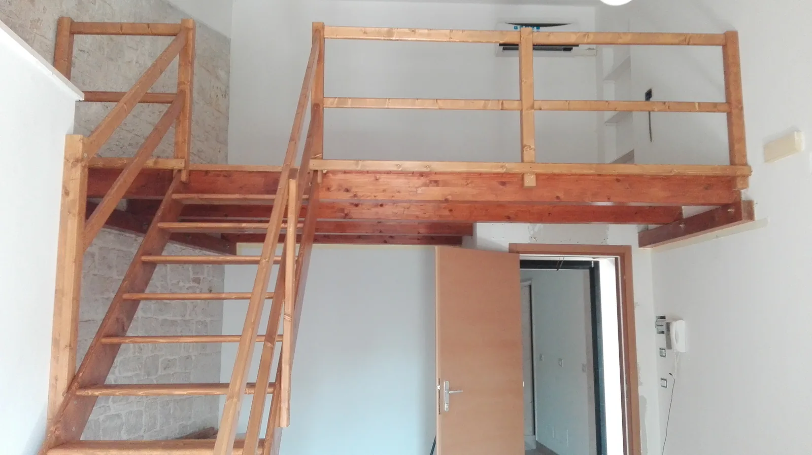 Soppalco con scala in legno