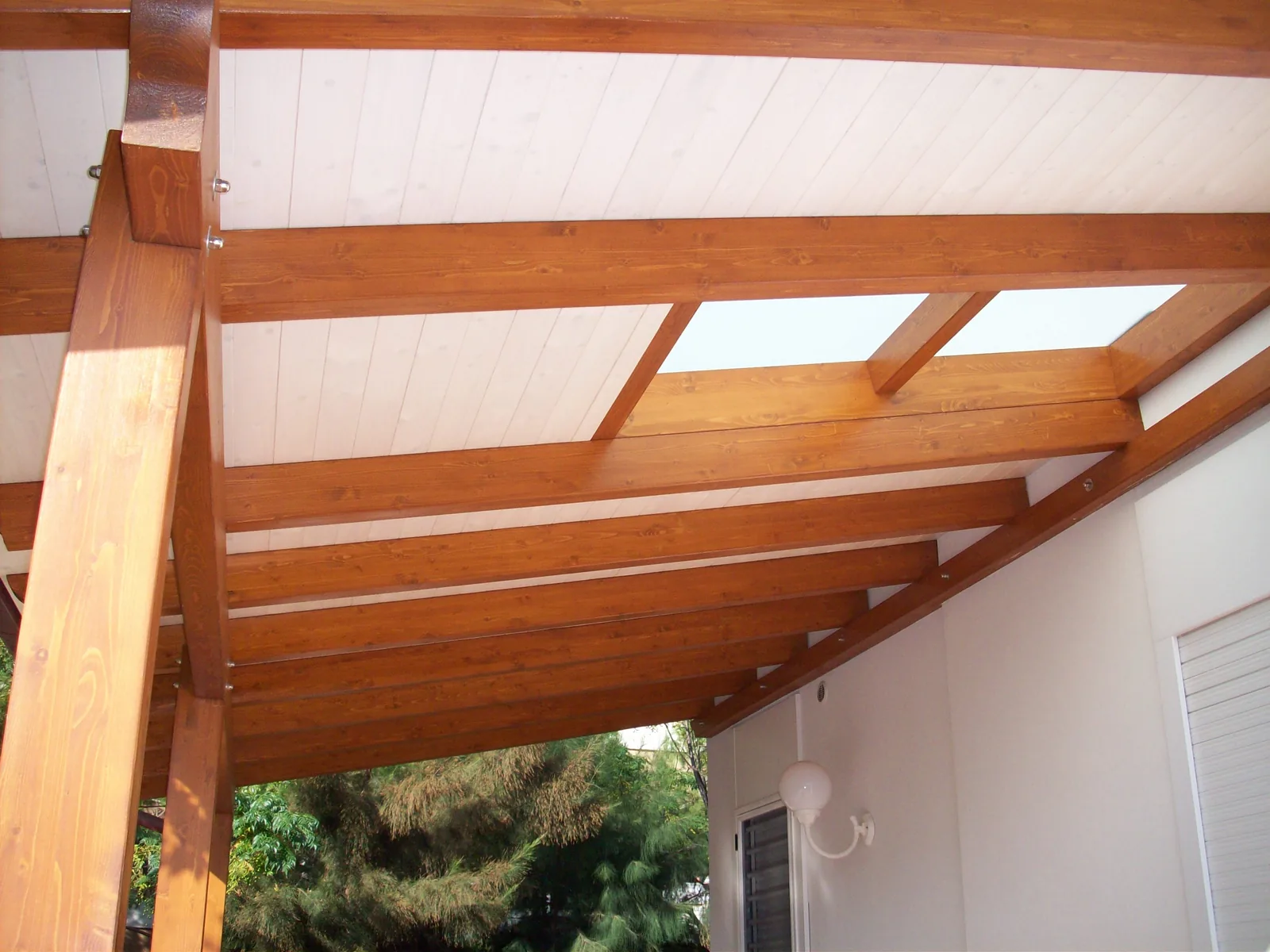 Tettoia in legno lamellare realizzata da Diprizio
